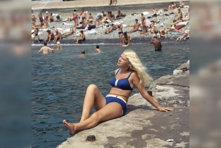 Soviet Girls on the Beach: Impressive Pics